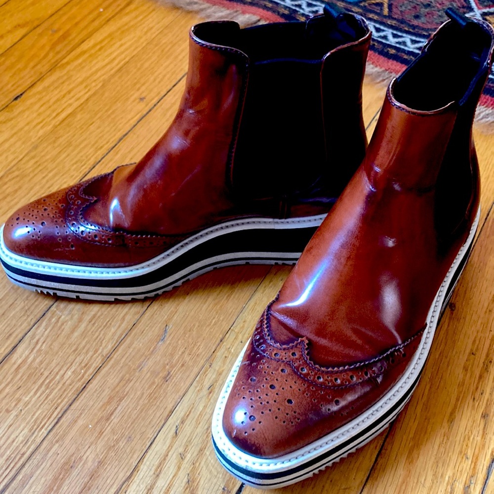 Beautiful Prada shoes in good condition.